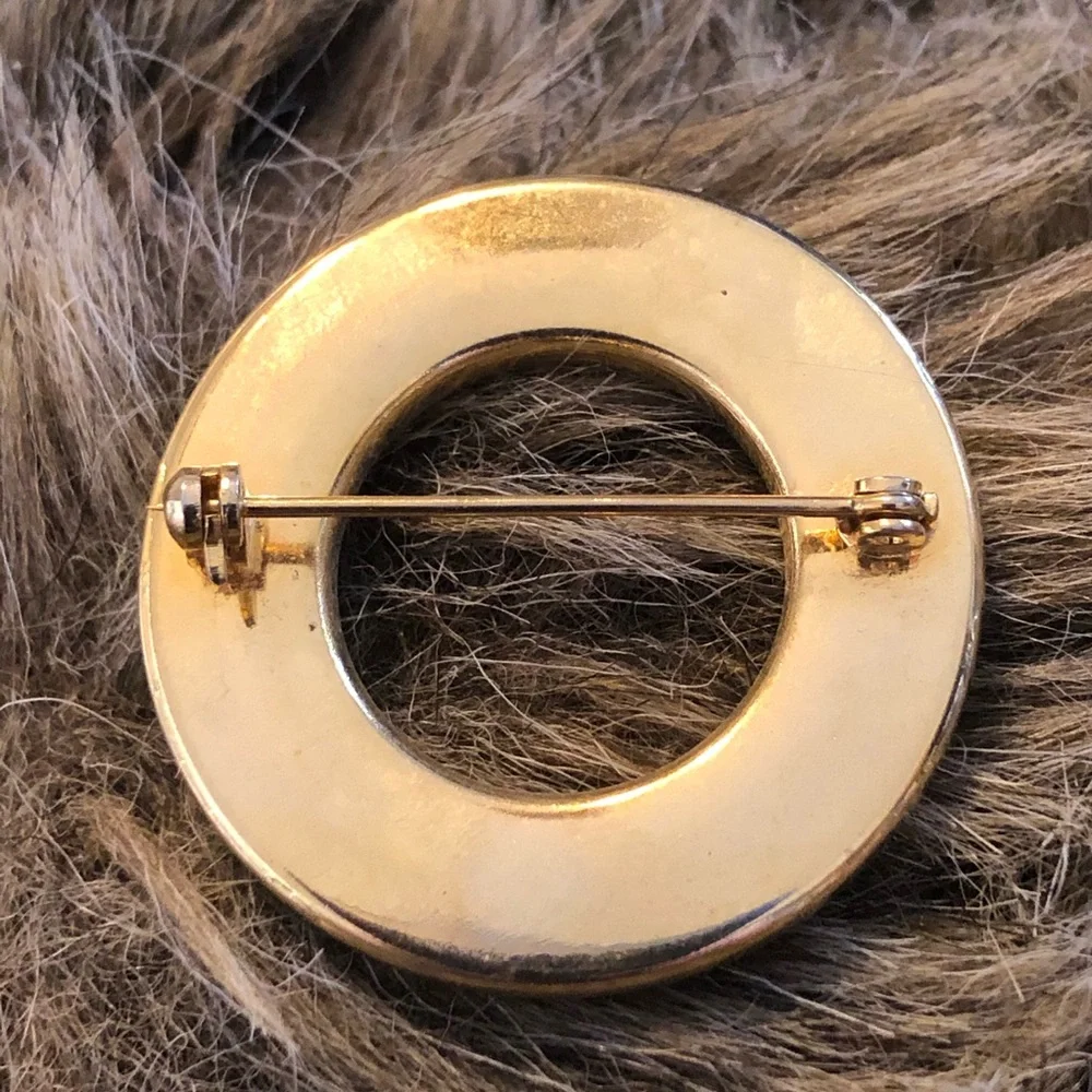 Vintage greenstone chip gold plated wreath brooch